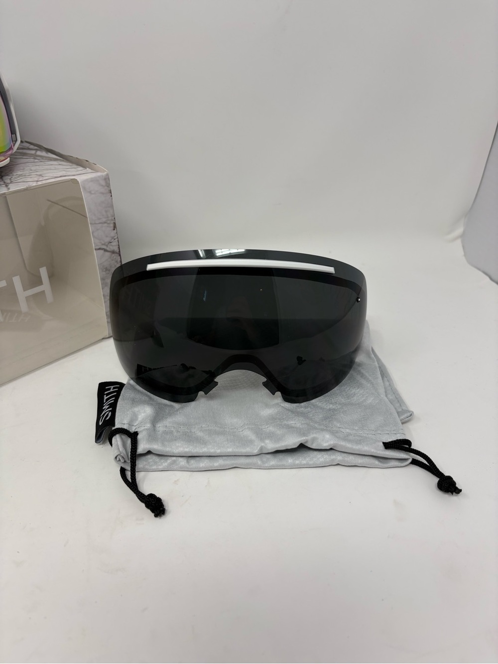 Smith I/O 7 Ski Snowboard Goggles White Photochromic Red + Blackout Lens - Picture 2 of 7